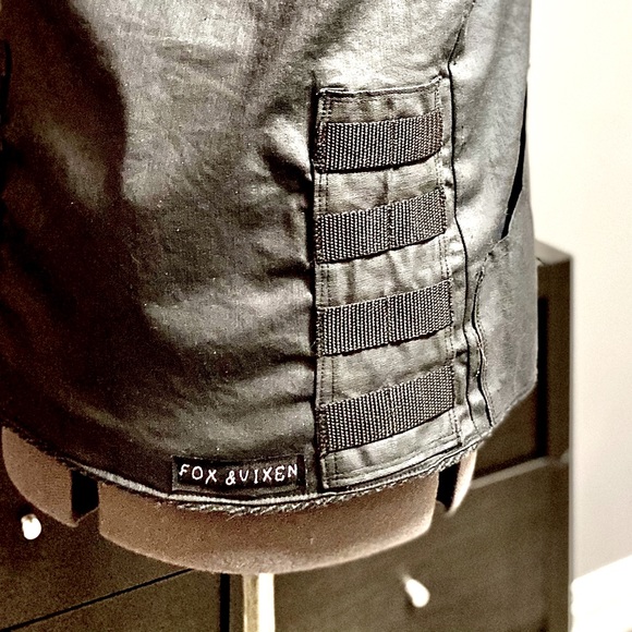 🦊 FOX & VIXEN || HANDMADE VINTAGE || Unisex Black Vest with Detachable Hood - Picture 9 of 16